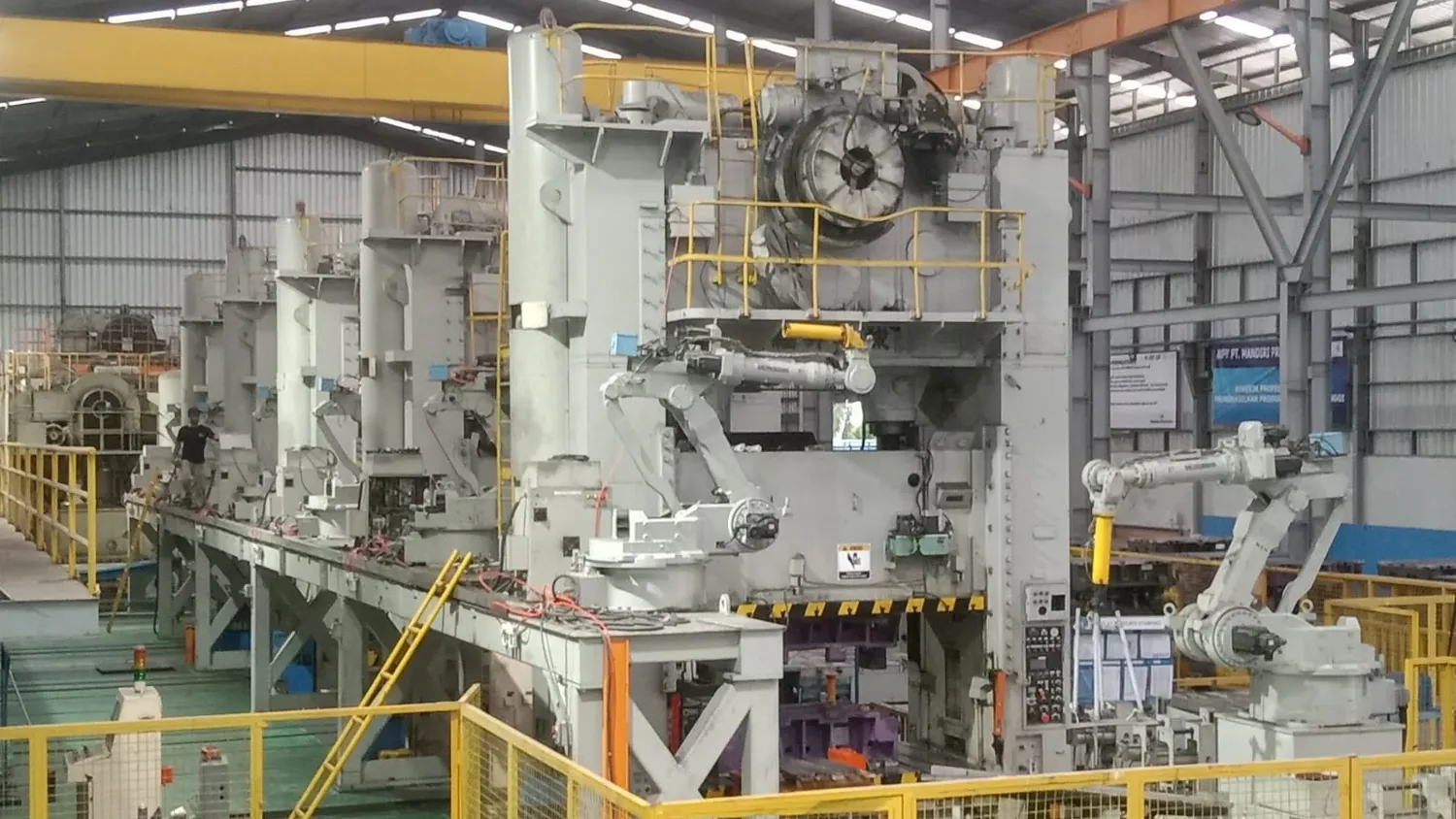 Press line with robot transfer units between presses in a factory hall